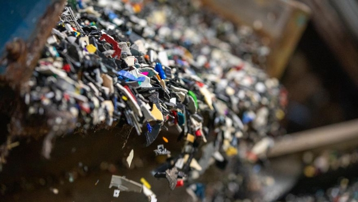 PE: niski poziom recyklingu tworzyw sztucznych w Unii oznacza duże straty
