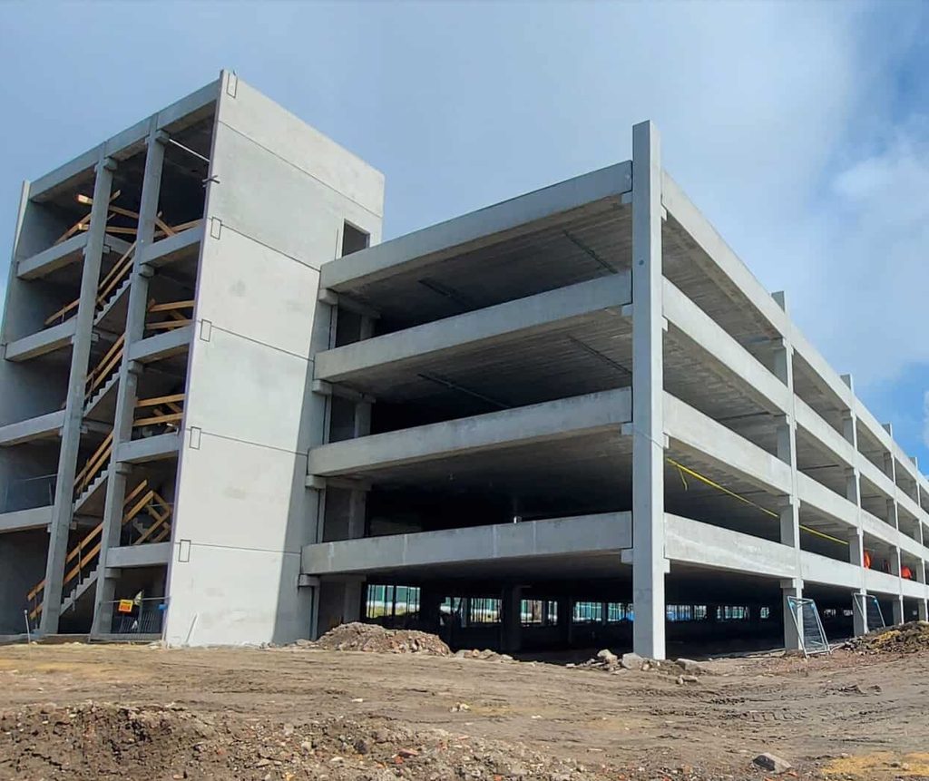 Nowy parking dla Narodowego Instytutu Onkologii rośnie w oczach