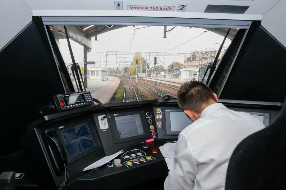 Przestarzały system szkoleń powoduje, że w Polsce łatwiej jest dziś zostać pilotem niż maszynistą. Za kilka lat na kolei może brakować nawet 5 tys. pracowników Przestarzały system szkoleń powoduje, że w Polsce łatwiej jest dziś zostać pilotem niż maszynistą. Za kilka lat na kolei może brakować nawet 5 tys. pracowników
