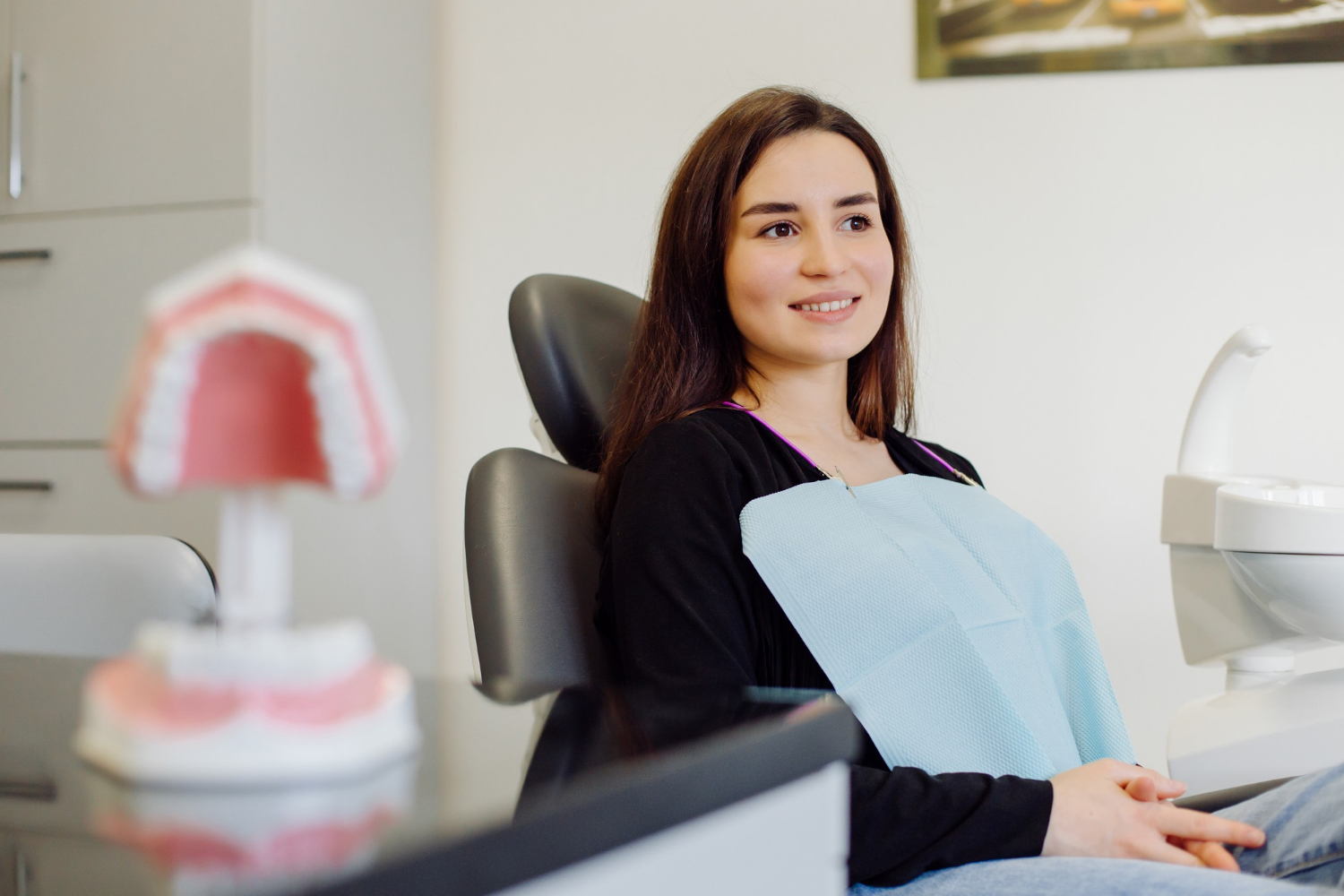 Polacy coraz chętniej korzystają z ortodoncji estetycznej. Dzięki technikom cyfrowym leczenie jest mniej uciążliwe