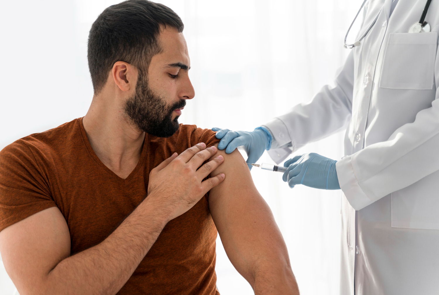 Spada liczba osób szczepiących się przeciw grypie. W trakcie sezonu infekcyjnego szczepionkę przyjęło 5,5 proc. Polaków