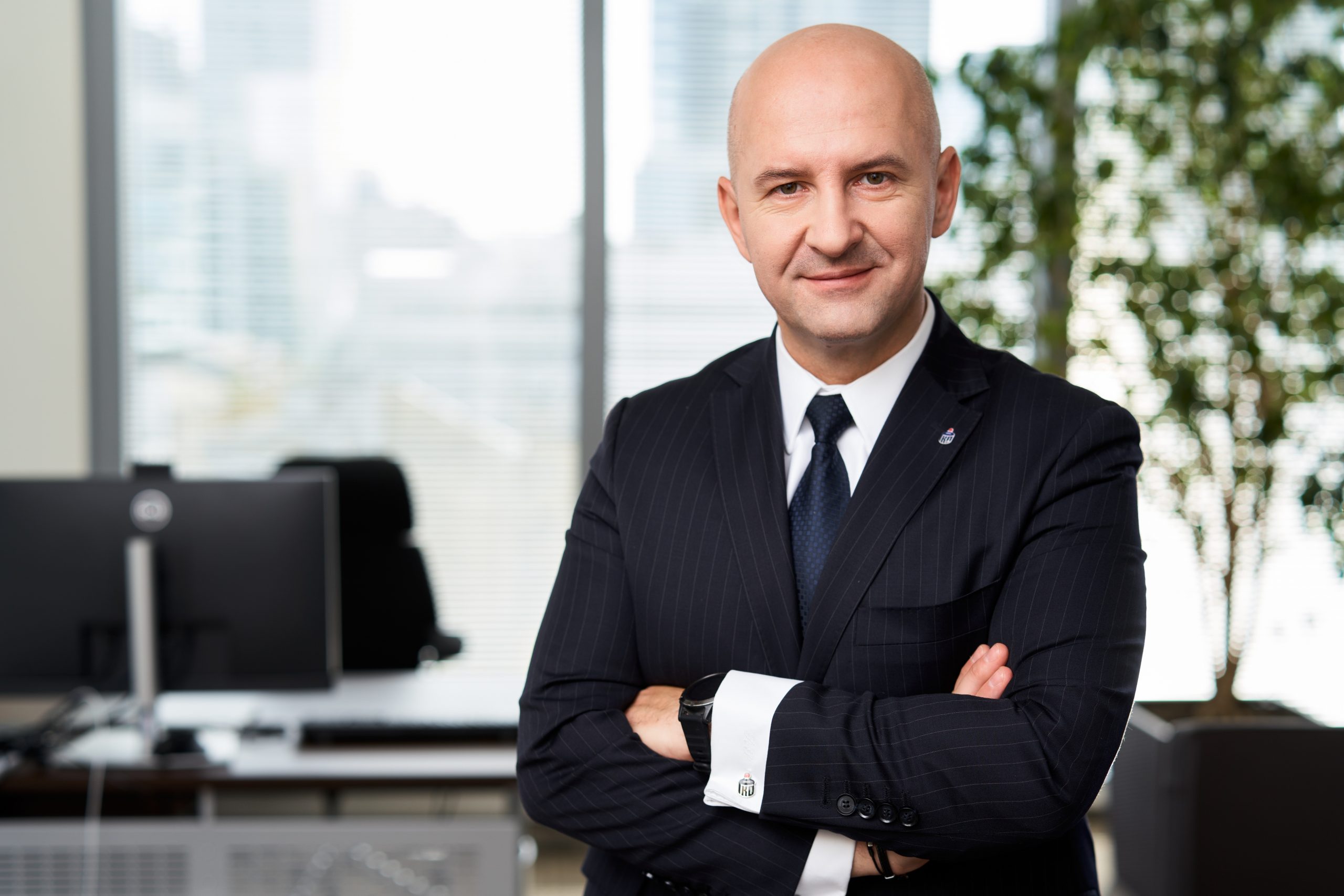 PKO Leasing: the leader of the Polish market has turned 25. Interview with Paweł Pach, President of the Management Board at PKO Leasing.