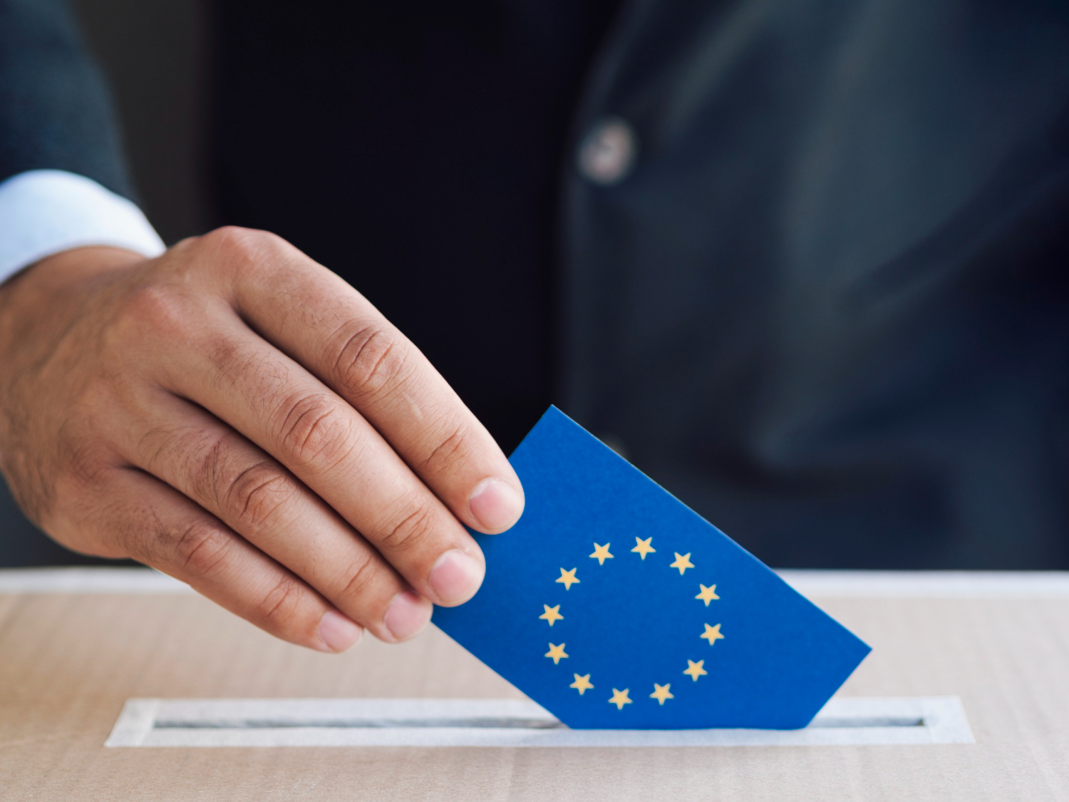 Poparcie dla UE rekordowo wysokie, mimo wzrostu populizmu. Społeczeństwo oczekuje większego zaangażowania w kwestie bezpieczeństwa