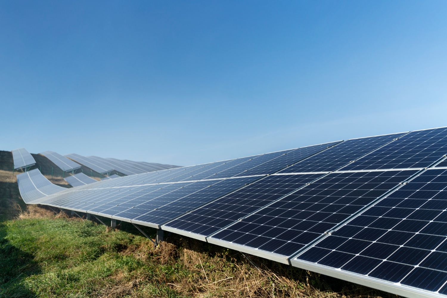Energia słoneczna wyprzedziła węgiel jako źródło energii w UE. Tempo dalszego rozwoju zależy od inwestycji w system i sieć