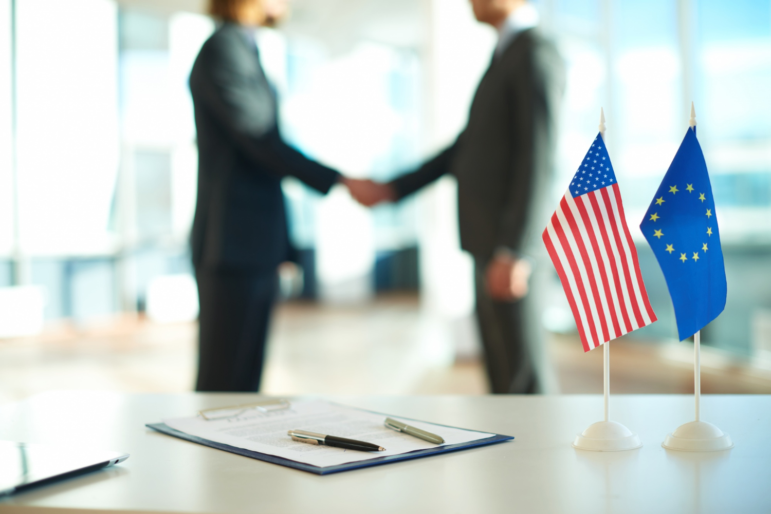 Negocjacje między UE i USA w sprawie ceł trwają. Przełom możliwy podczas czerwcowej wizyty Trumpa w Europie