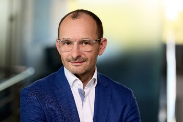 Naszym fundamentem jest rozwój – wywiad z Jakubem Żurowskim, dyrektorem fabryki Avon Operations Polska