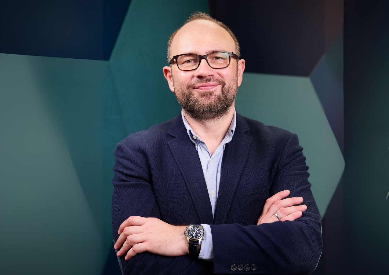 Zarządzanie wiedzą: jak dzięki AI przekształcić wyzwania w przewagę konkurencyjną? O roli sztucznej inteligencji w usprawnianiu procesów biznesowych rozmawiamy z Piotrem Sornatem, CSMO & Wiceprezesem IT-Dev