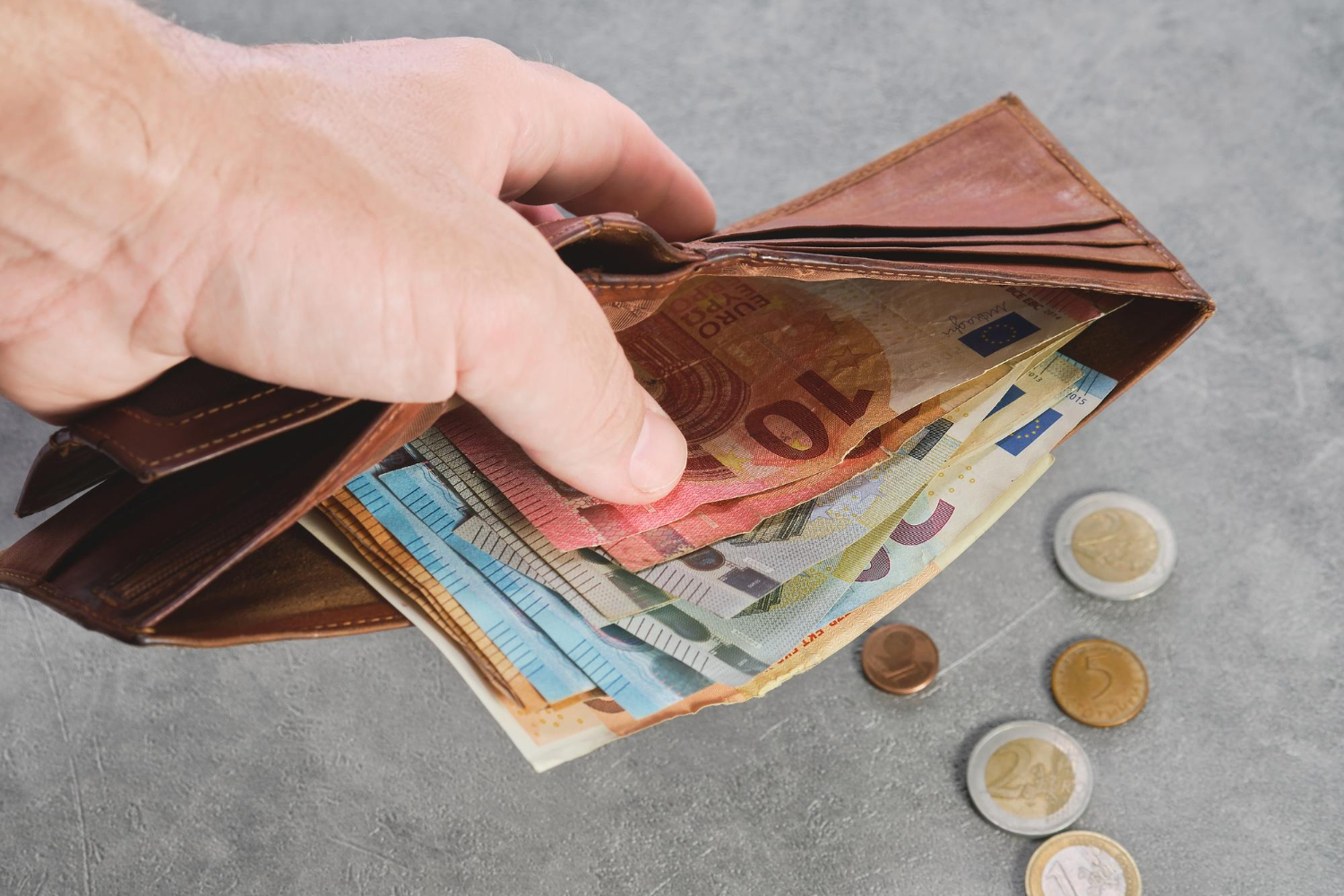 Większość Polaków sprzeciwia się wprowadzeniu euro. Problemem może być brak dobrej komunikacji