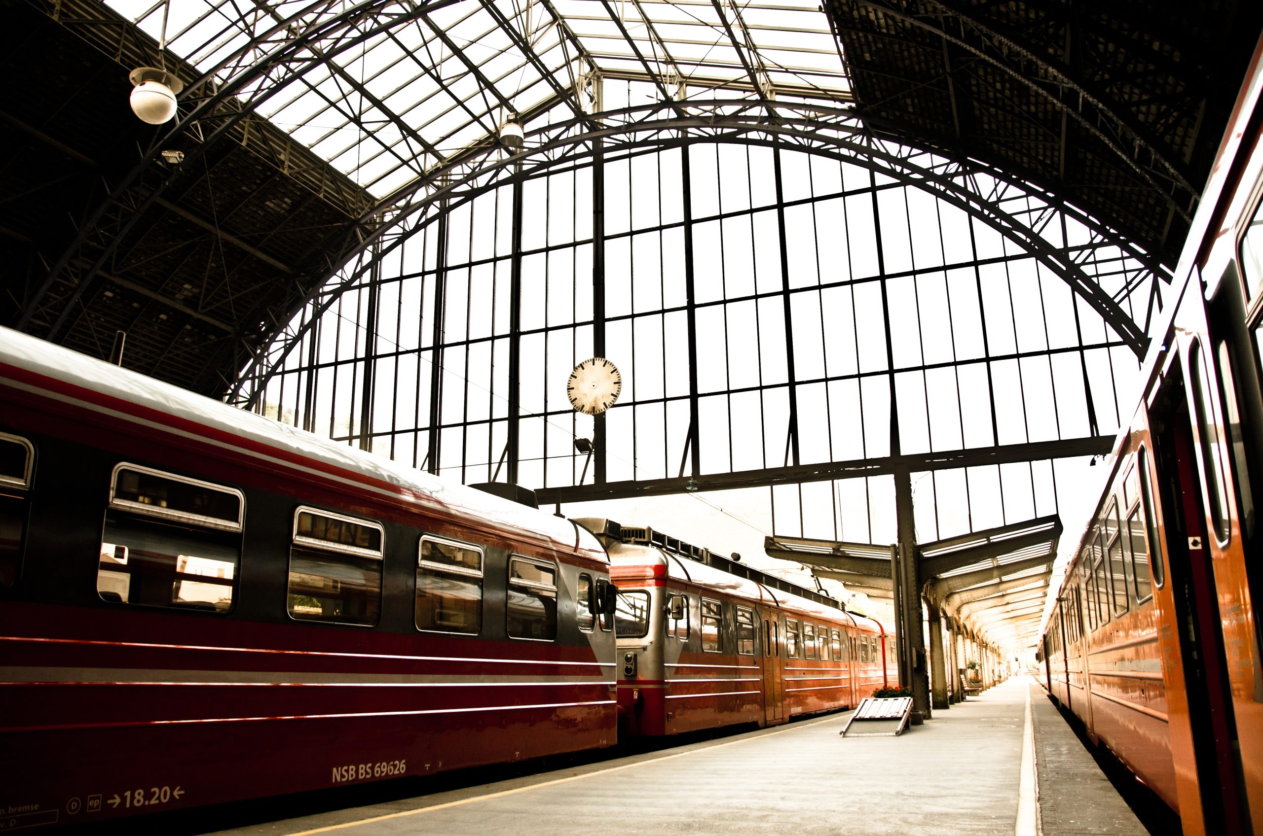 PKP S.A. i Wydział Prawa i Administracji UW łączą siły dla transformacji sektora kolejowego