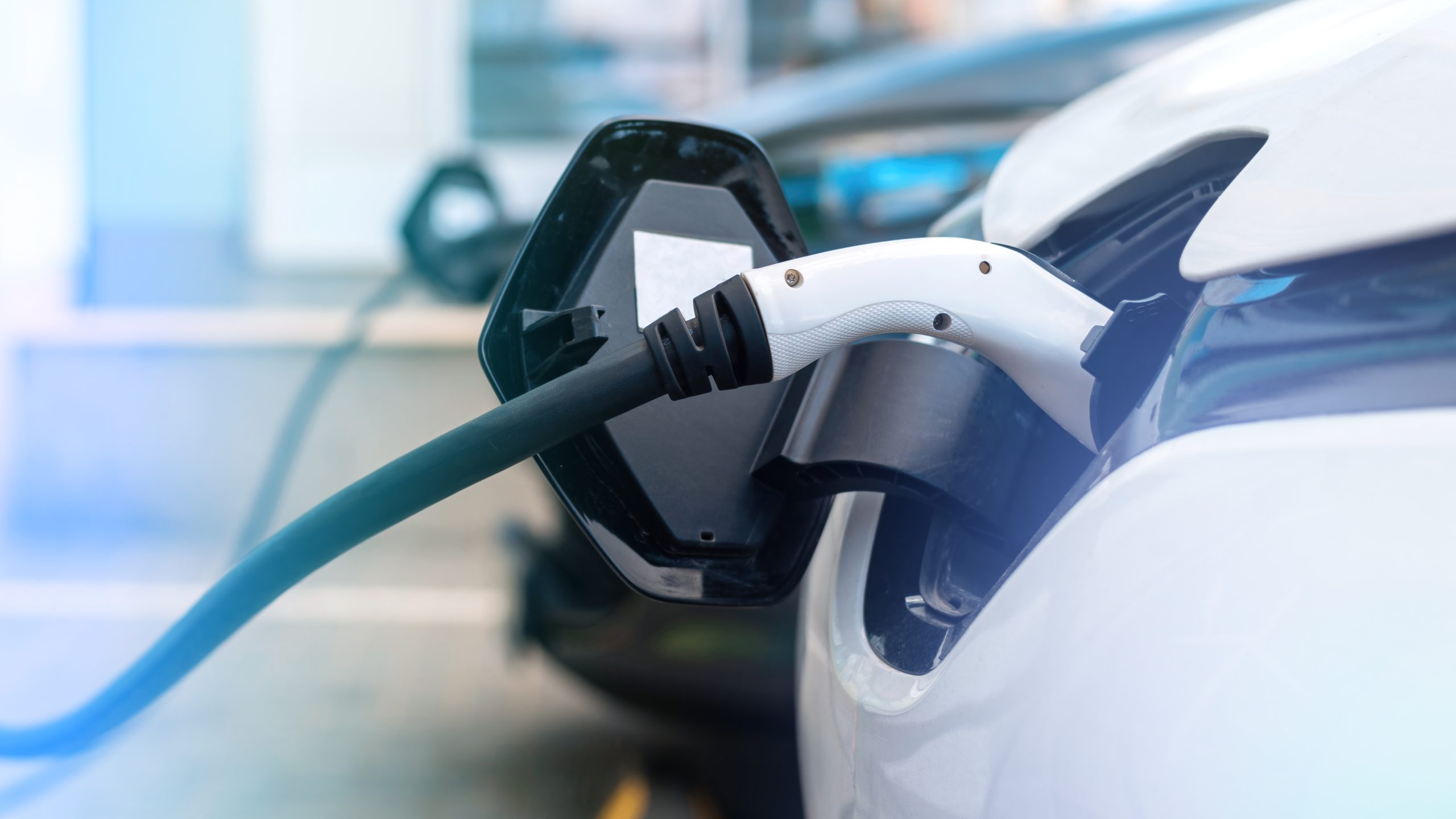 Infrastruktury ładowania elektryków przybywa w szybkim tempie. Inwestorzy jednak napotykają szereg barier
