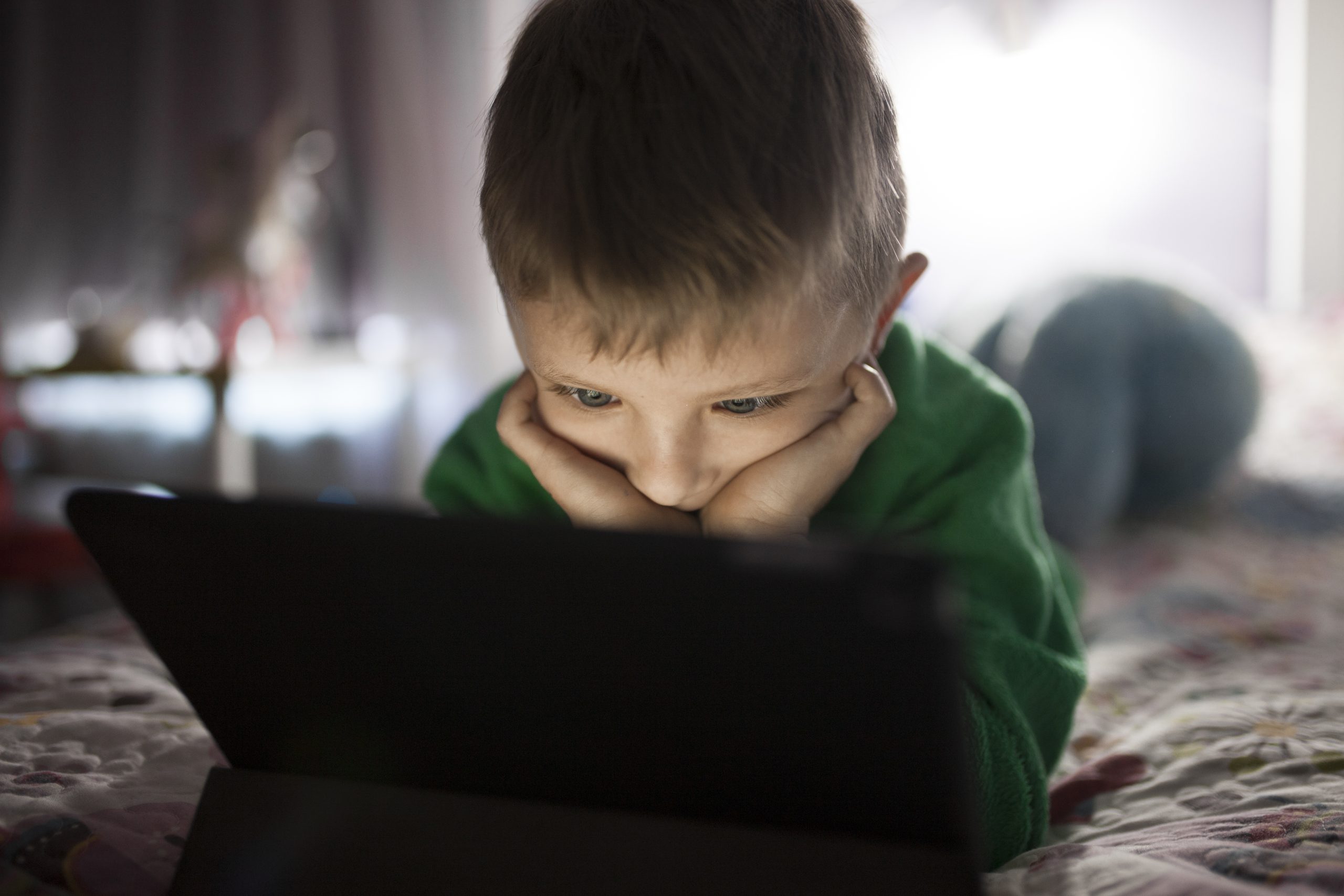 Dlaczego warto monitorować zmiany w zachowaniu dziecka online?