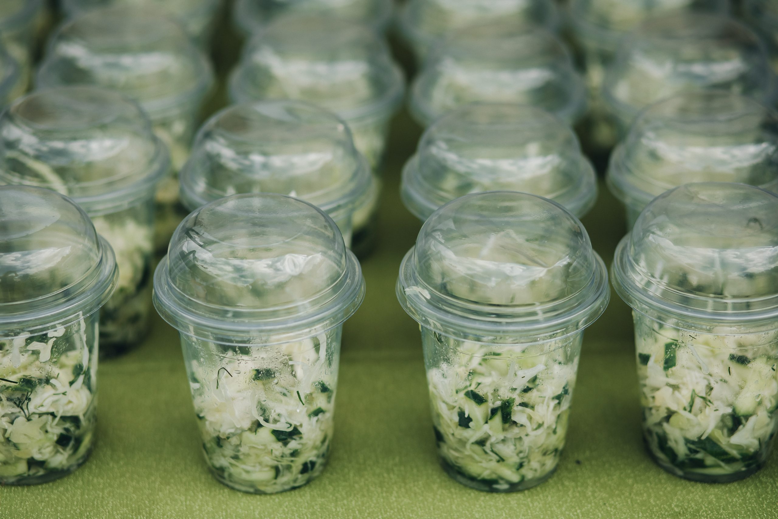 Jednorazowe opakowania z plastiku mają do 2030 roku zniknąć z lokali gastronomicznych
