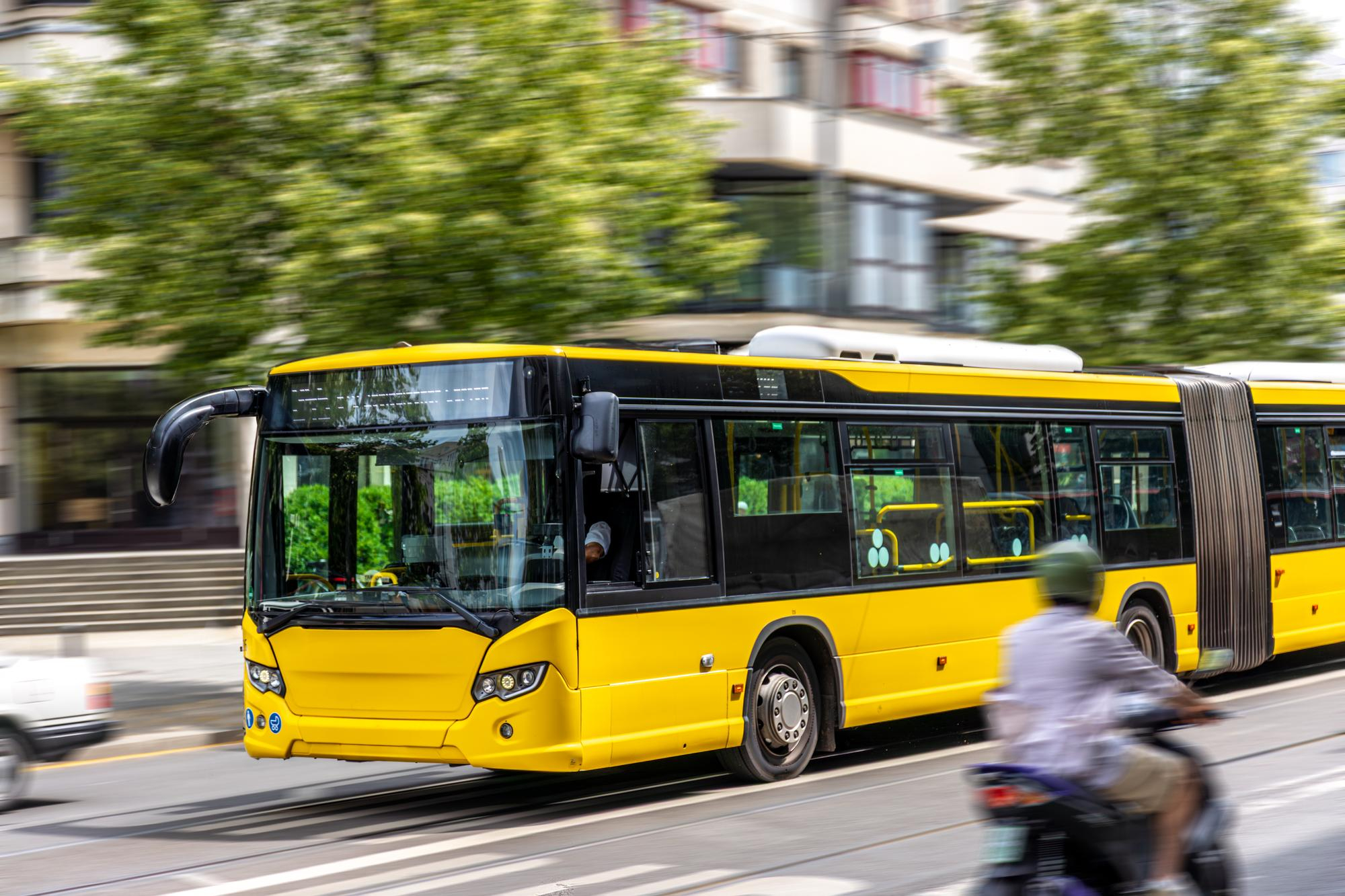 Przyspiesza transformacja w transporcie miejskim. Do 2050 roku 90 proc. autobusów będzie na prąd