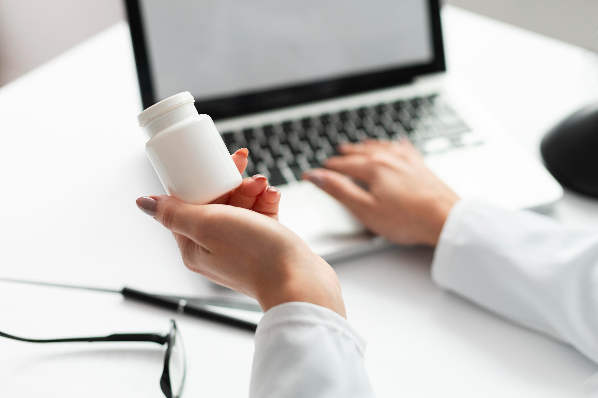 Sztuczna inteligencja przyspiesza diagnostykę i prace nad nowymi lekami. Algorytmy potrzebują testów na rzeczywistych danych pacjentów