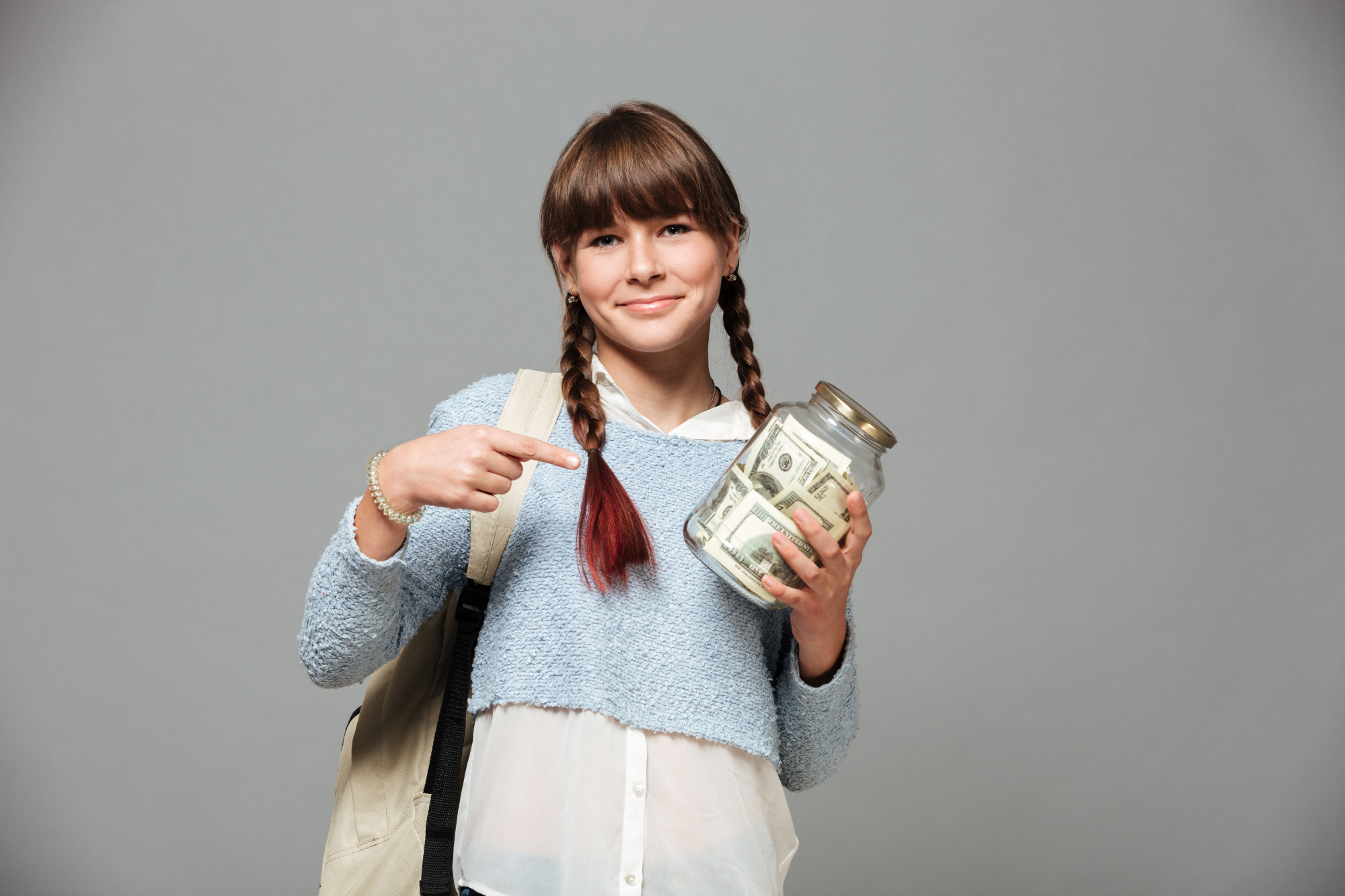Zdecydowana większość studentów regularnie oszczędza. Swoją wiedzę finansową oceniają na 2+