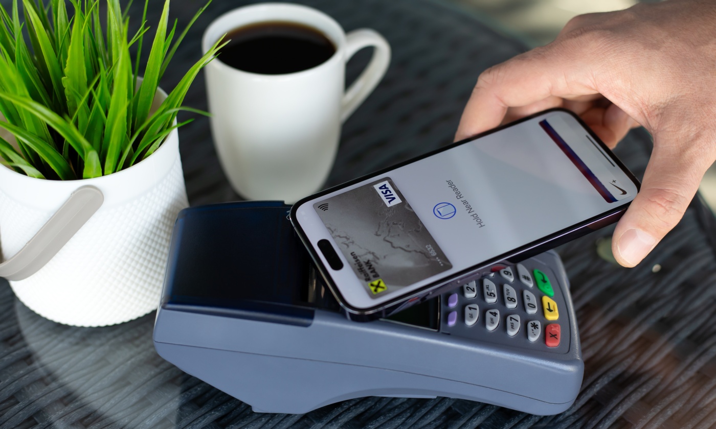 Cyfrowe portfele zyskują na popularności. Polacy chętnie sięgają po płatności zbliżeniowe smartfonem czy zegarkiem