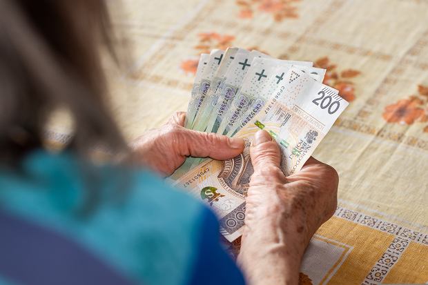 Większość Polaków nie sprawdza wysokości emerytury. Coraz więcej osób na nią odkłada
