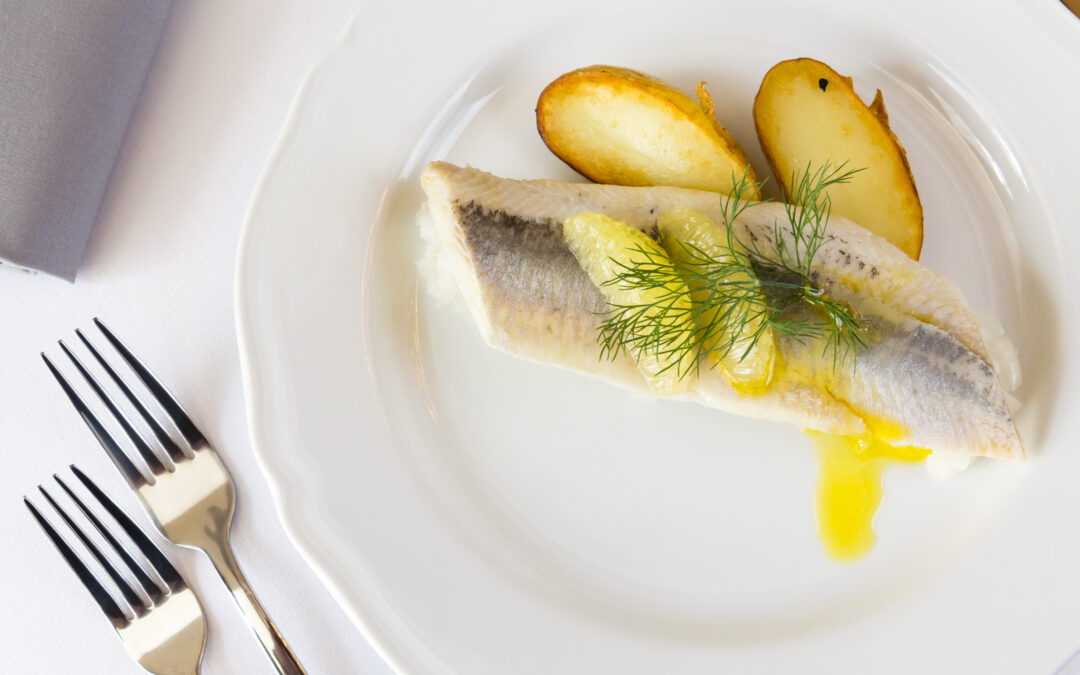 Śledź jest najchętniej wybieraną rybą przez Polaków. Może jednak zniknąć z naszych stołów w wyniku przełowienia stad