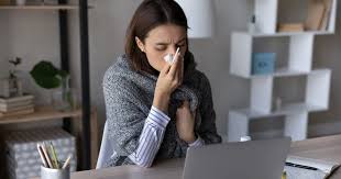 Prawie połowa pracujących mam nie rezygnuje z pracy nawet podczas choroby. Wśród powodów presja finansowa i brak wsparcia [DEPESZA]