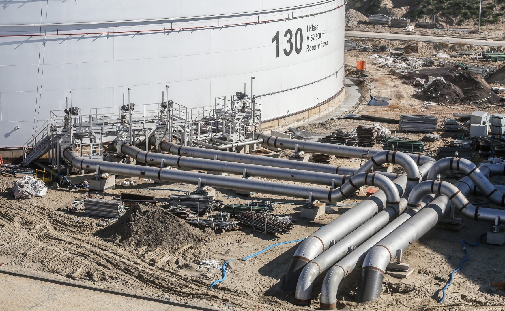 Polska gospodarka coraz mniej zależna od węgla, ale wciąż znacząco od importu ropy i gazu. Transformacja wymaga stabilnych źródeł finansowania