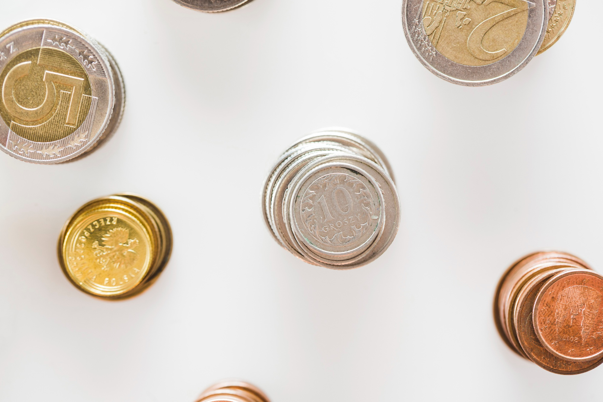 Złoty nadal wśród najsilniejszych walut, powinny spadać ceny paliw na stacjach