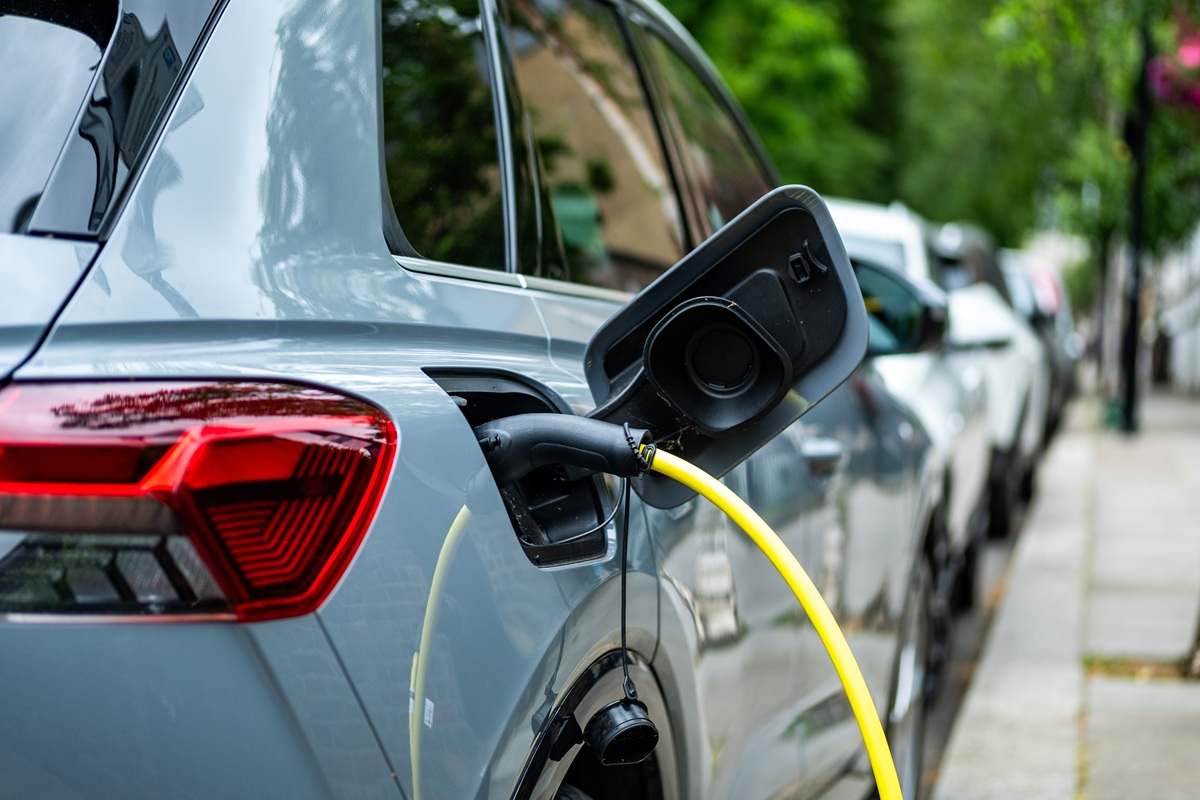 Program dopłat napędza rekordowy popyt na auta elektryczne. Ich udział w rynku przekracza już 10 proc. Program dopłat napędza rekordowy popyt na auta elektryczne. Ich udział w rynku przekracza już 10 proc.