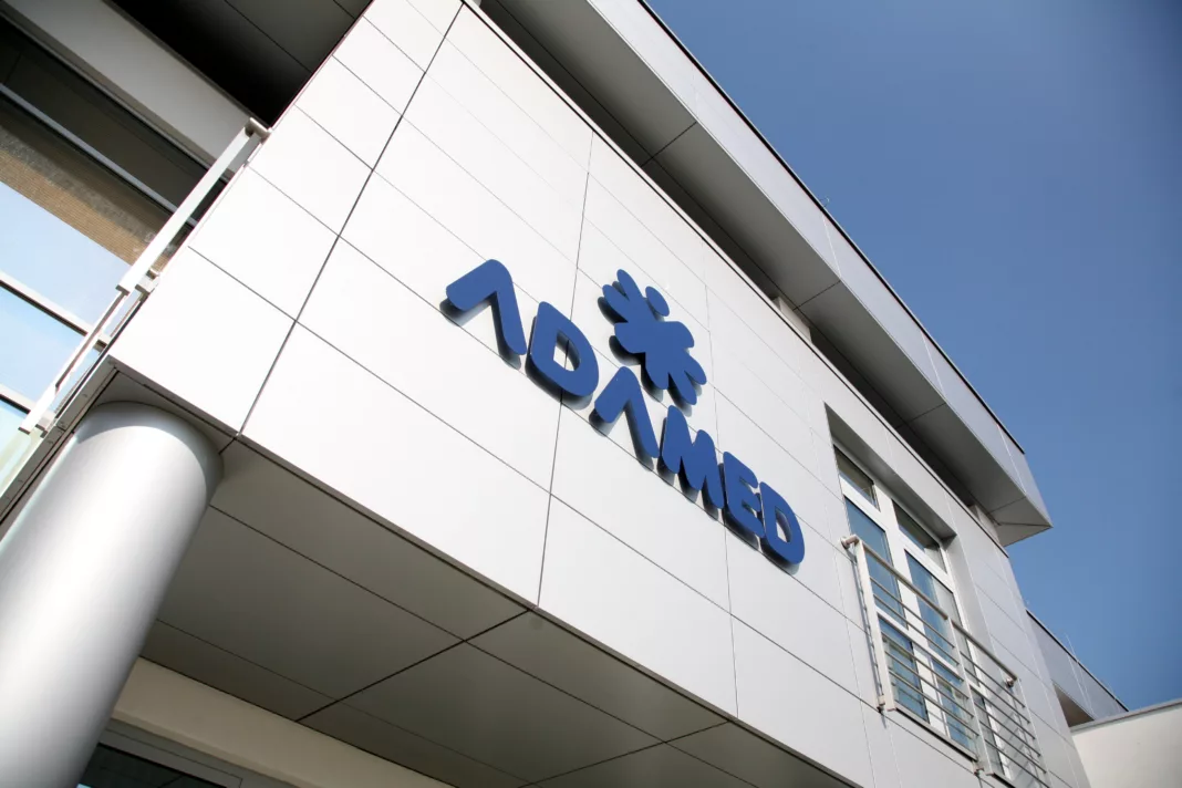 Adamed Pharma przejmuje hiszpańską fabrykę leków od Sanofi — kolejny wielki krok polskiej firmy na arenie międzynarodowej