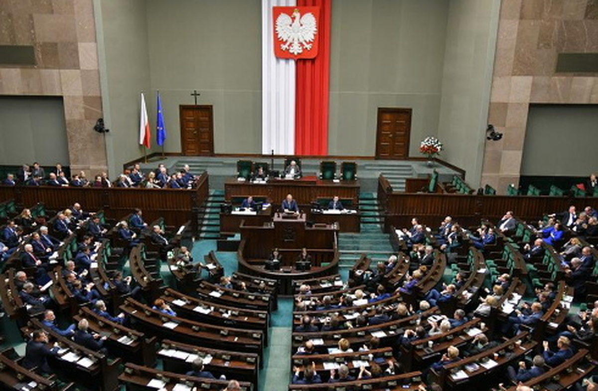 Sejm pracuje nad przepisami ograniczającymi spożycie alkoholu. Zmiany mogą wyeliminować z rynku piwa „zero” i być zagrożeniem dla małego handlu i gastronomii Sejm pracuje nad przepisami ograniczającymi spożycie alkoholu. Zmiany mogą wyeliminować z rynku piwa „zero” i być zagrożeniem dla małego handlu i gastronomii
