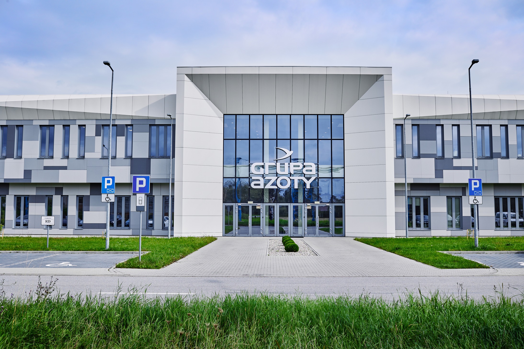 Grupa Azoty wymienia niemal cały zarząd po interwencji Skarbu Państwa. Prezes Andrzej Skolmowski odwołany Grupa Azoty wymienia niemal cały zarząd po interwencji Skarbu Państwa. Prezes Andrzej Skolmowski odwołany