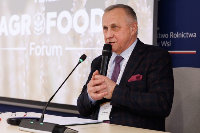 Panel ekspercki omawia wyzwania i korzyści, jakie niesie nowoczesna produkcja rolna dla gospodarstw agrobiznesu.