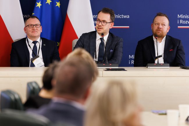 Eksperci sektora agrobiznesu podczas debaty, jak nowoczesna produkcja rolna pozwala utrzymać konkurencyjność na rynku.
