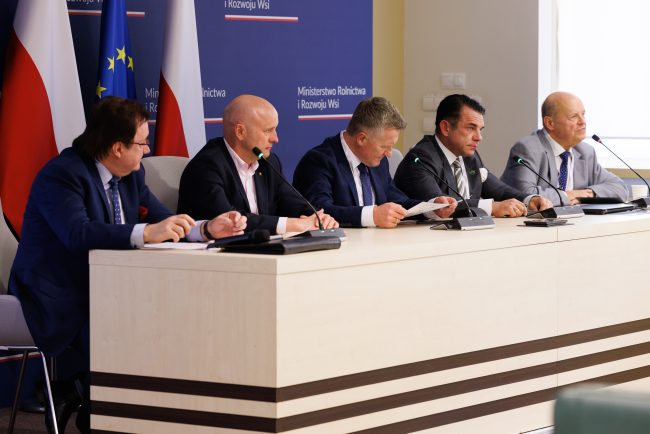 Eksperci prowadzący debatę na temat, jakim jest eksport produktów rolno-spożywczych podczas konferencji AgroFood Forum.