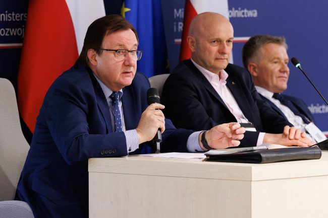 Prelegenci analizujący strategię, którą musi przyjąć eksport produktów rolno-spożywczych w obliczu umowy UE-Mercosur.