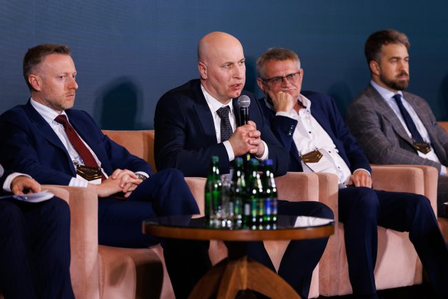 Eksperci na scenie omawiający wyzwania, przed którymi stoi nowoczesna infrastruktura.