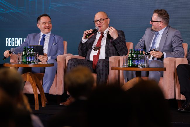 Paneliści Panelu 3 XVII Konferencji analizujący kierunki modernizacji, jakie czekają polska infrastruktura drogowa i kolejowa w kontekście innowacji i rozwoju sieci transportowej.