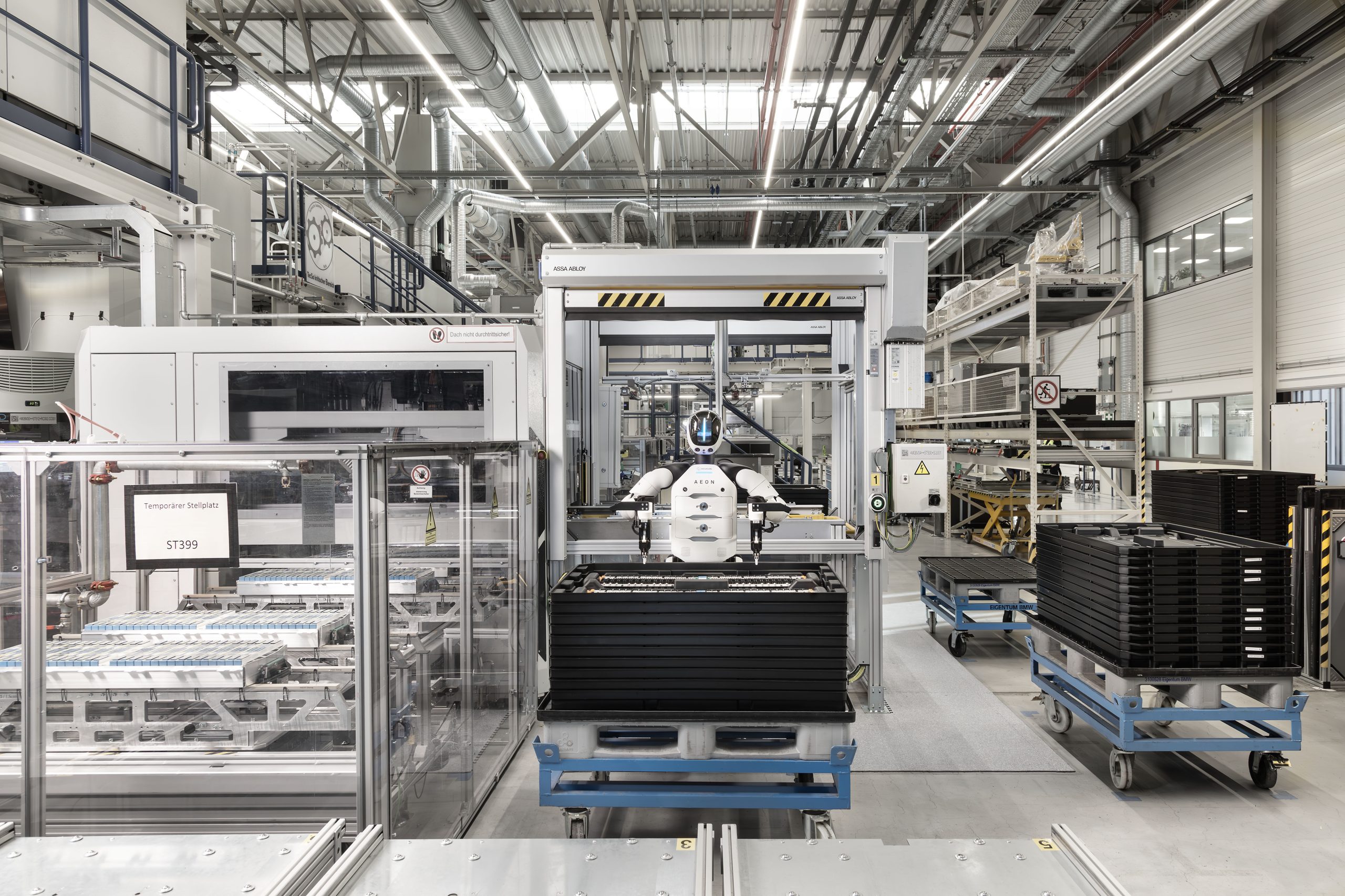 Roboty humanoidalne zasilają produkcję BMW w Niemczech Roboty humanoidalne zasilają produkcję BMW w Niemczech