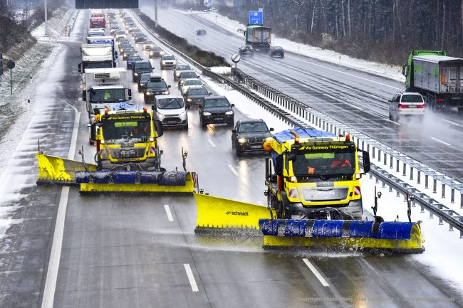 Specjalistyczna infrastruktura drogowa utrzymywana przez konwój pługów śnieżnych podczas intensywnych opadów.
