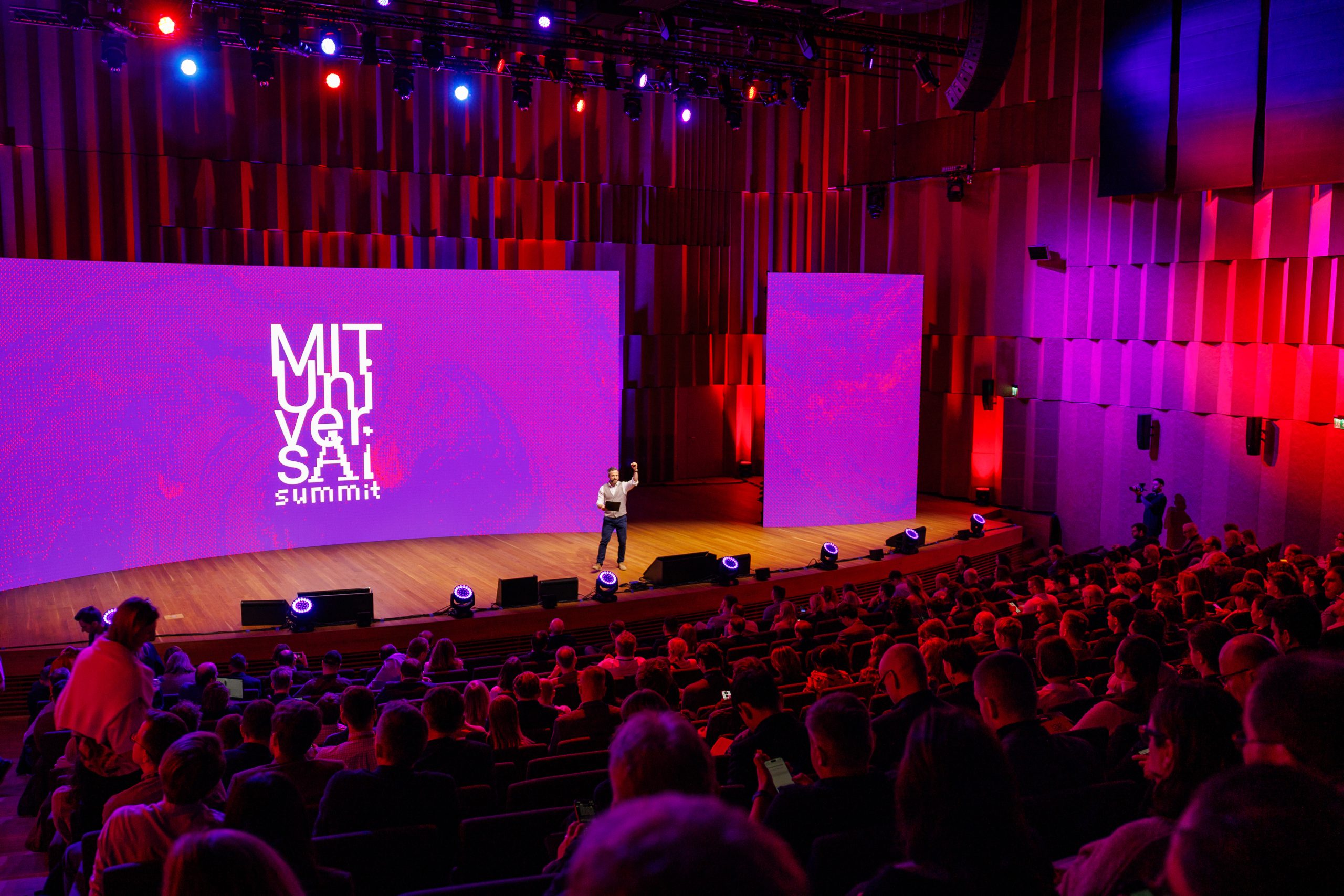 AI zmienia świat – MIT Universal AI Summit stanowiło centrum globalnej debaty technologicznej AI zmienia świat – MIT Universal AI Summit stanowiło centrum globalnej debaty technologicznej