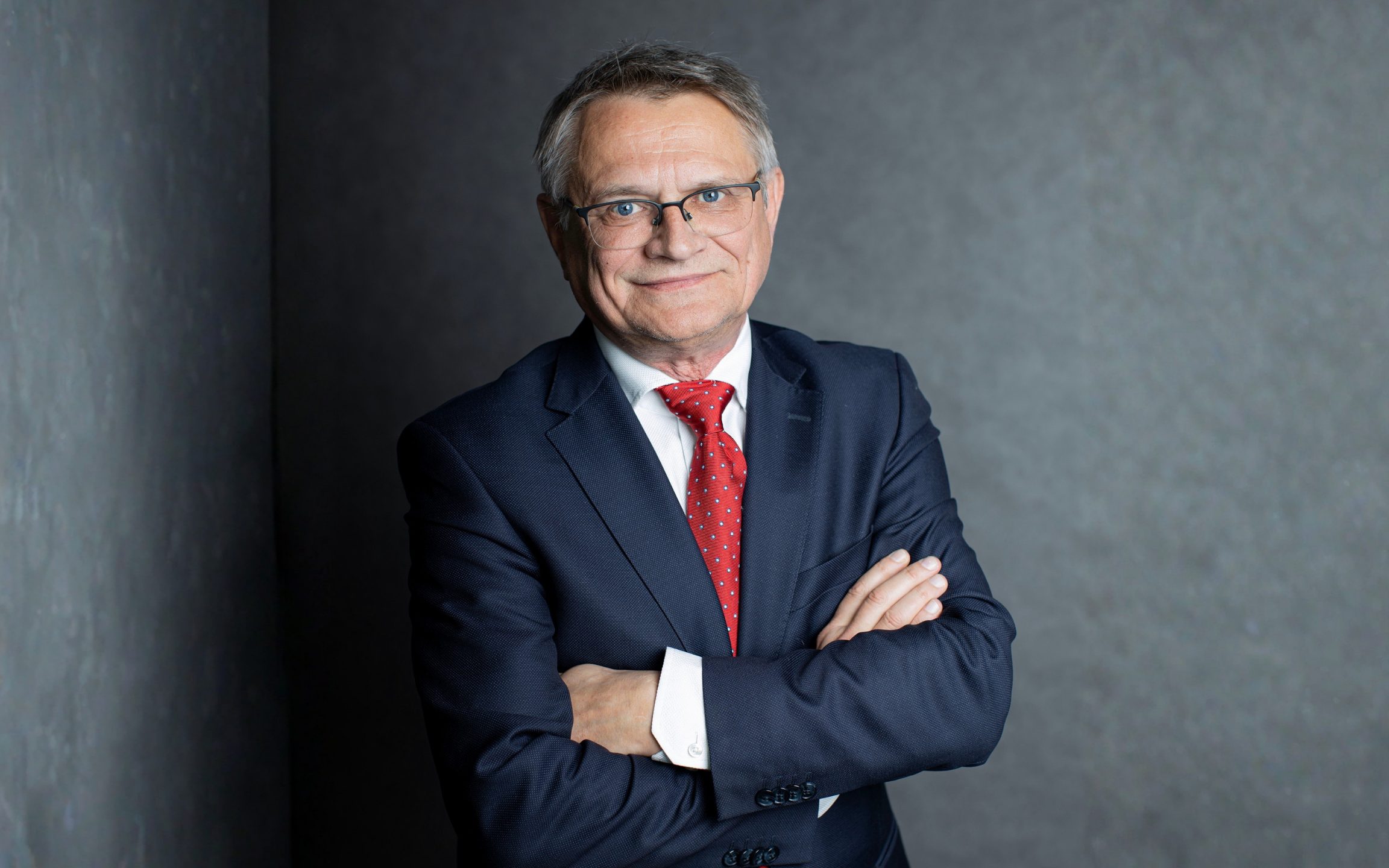 Transformacja energetyczna z rozsądkiem: efektywność, finanse i realne korzyści dla firm. Wywiad z Jackiem Kostrzewą, Prezesem Zarządu KAPE S.A.