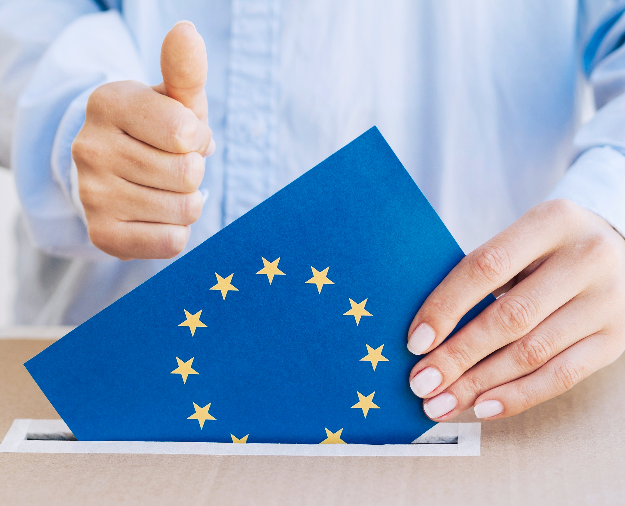 Dezinformacja wpływa na postrzeganie UE, ale poparcie Europejczyków pozostaje wysokie. Polska wśród największych beneficjentów integracji