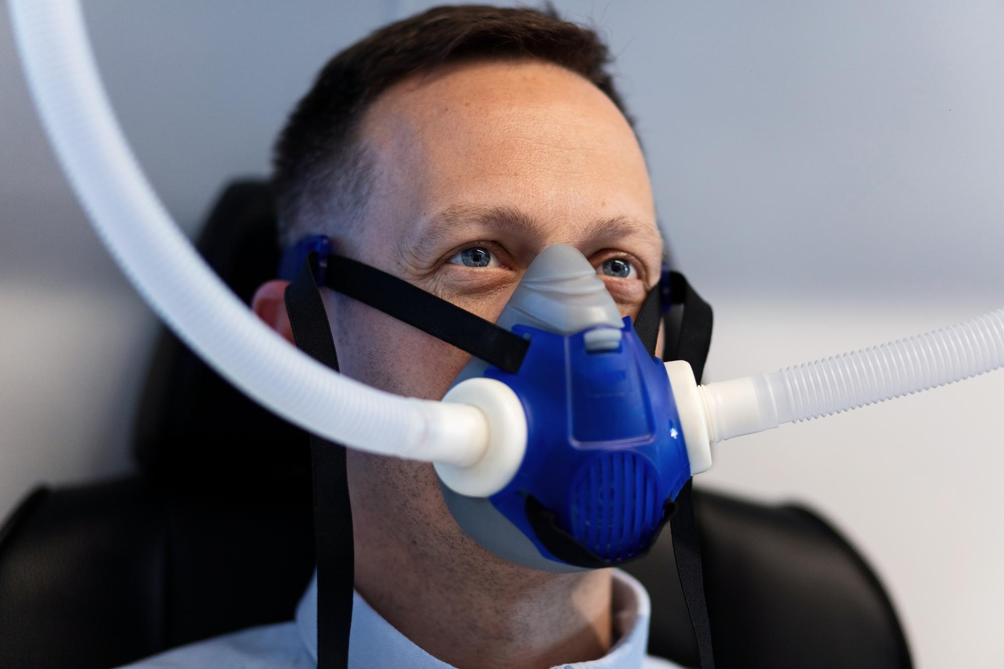 Unia Europejska chce ograniczyć dostęp do podtlenku azotu. Gaz rozweselający stał się popularnym środkiem odurzającym Unia Europejska chce ograniczyć dostęp do podtlenku azotu. Gaz rozweselający stał się popularnym środkiem odurzającym