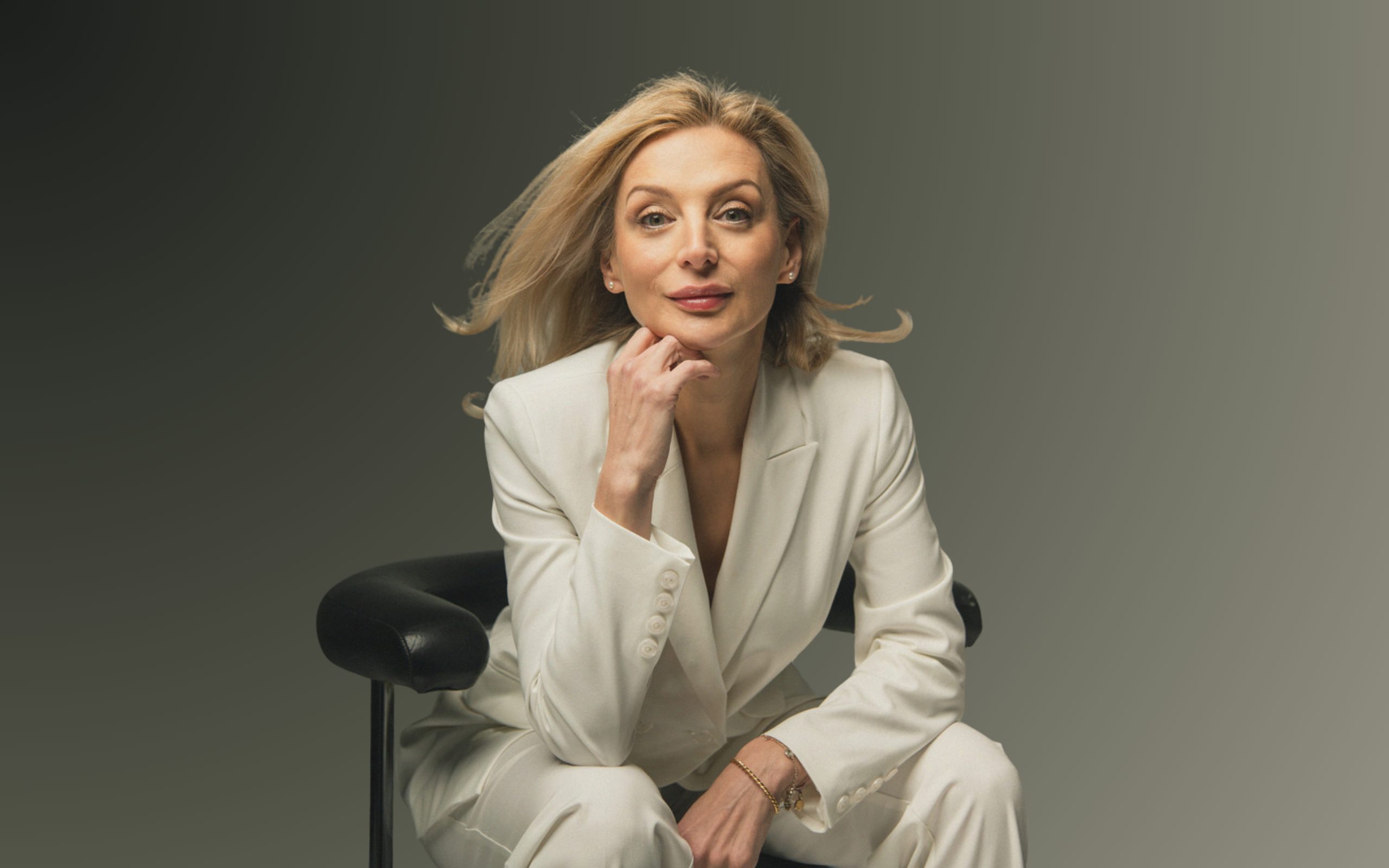 Czujesz, że robisz wszystko? Ale nie dowozisz. Wywiad z Karoliną Karolczak – mówczynią motywacyjną, coachem i mentorką gwiazd Czujesz, że robisz wszystko? Ale nie dowozisz. Wywiad z Karoliną Karolczak – mówczynią motywacyjną, coachem i mentorką gwiazd