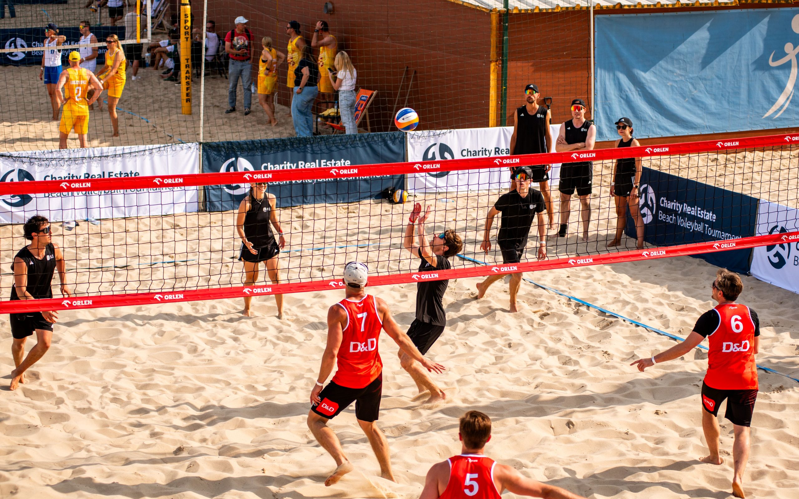 Przed nami 15. JLL Charytatywny Turniej Siatkówki Plażowej Branży Nieruchomości: Pomoc, która łączy branżę i sportowe emocje