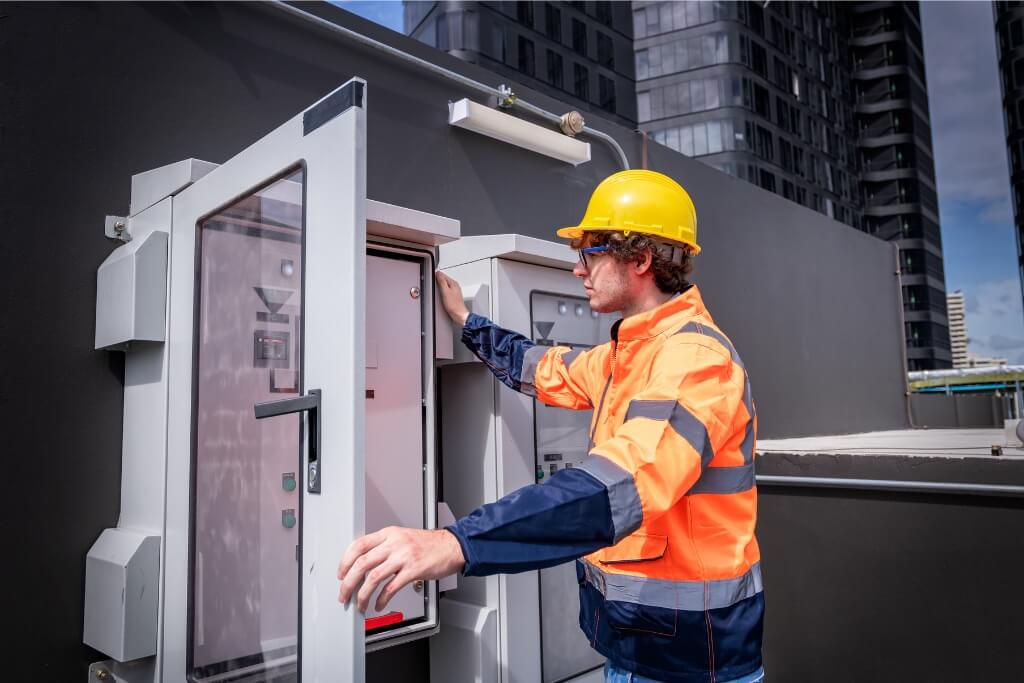 Opłaty za energię bierną rosną. Jak firmy mogą ograniczyć te koszty?