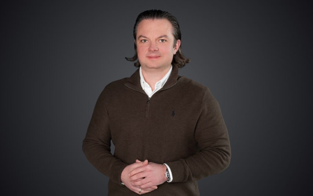 Energia jako bilans strategiczny firm. Jak fotowoltaika zmienia polski biznes? Rozmowa z Adamem Hłondem o tym, jak fotowoltaika stabilizuje biznes w niepewnych czasach: dekarbonizacja przestaje być trendem, a staje się rachunkiem zysków i strat