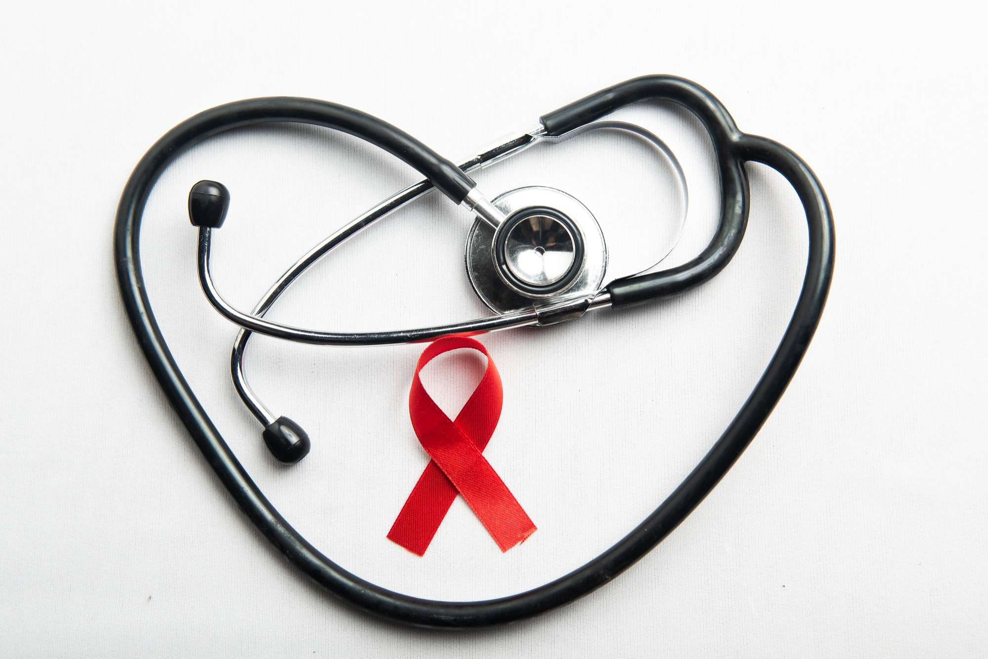 W Polsce wykryto już ponad 35 tys. zakażeń HIV. Dostępne leczenie pozwala trzymać chorobę w ryzach