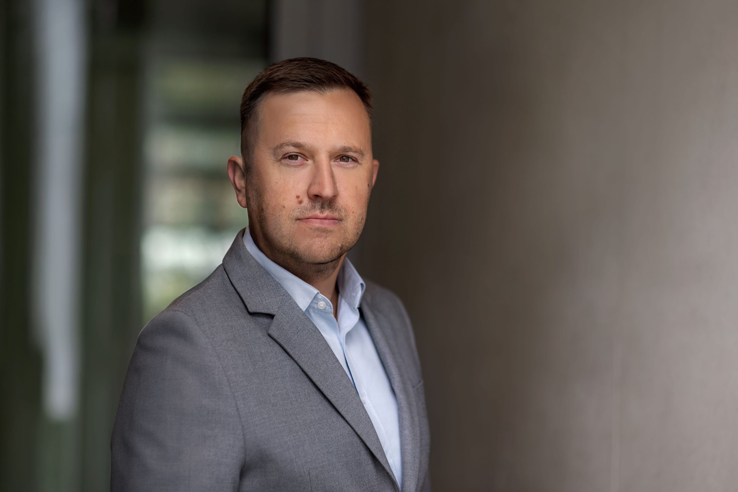 Moda w erze AI: koniec dzielenia klienta na online i offline. Wywiad z Michałem Laskowskim, Dyrektorem Omnichannel w Sinsay