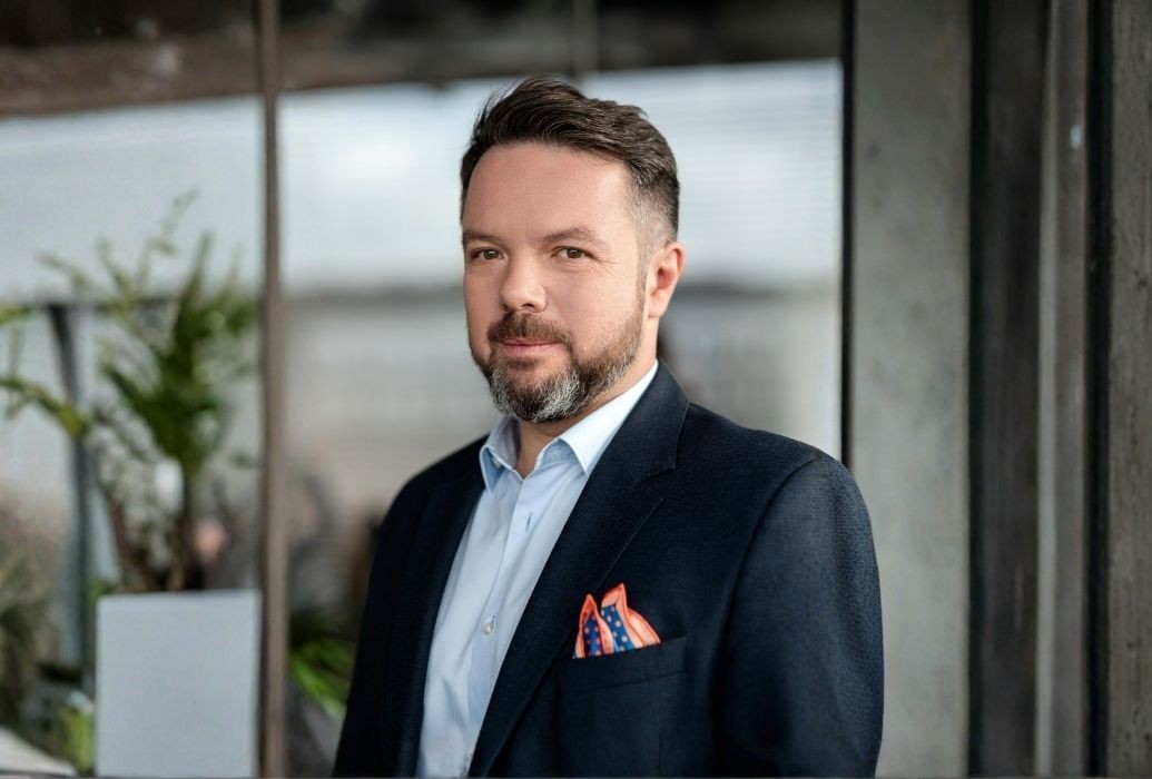 Podróżowanie w erze AI: klient przestał szukać, a zaczął marzyć. Radosław Tomczyk, CEE Chief Digital Transformation Officer w Wakacje.pl Podróżowanie w erze AI: klient przestał szukać, a zaczął marzyć. Radosław Tomczyk, CEE Chief Digital Transformation Officer w Wakacje.pl