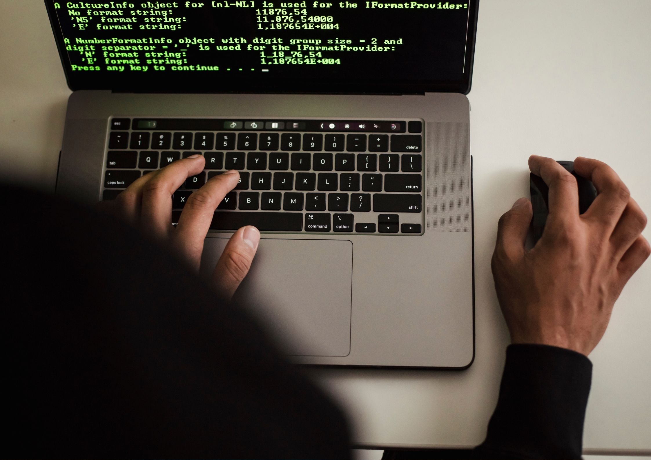 Lawinowy wzrost cyberataków o 61%. Sztuczna inteligencja ujawnia firmowe sekrety